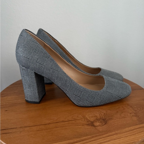 Banana Republic Gray Heels Comfortable MAKE AN OFFER! - Picture 3 of 4